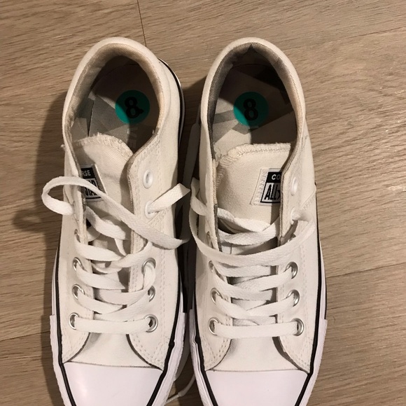 NWT-Converse Classic White LOW -Tops - Picture 2 of 4